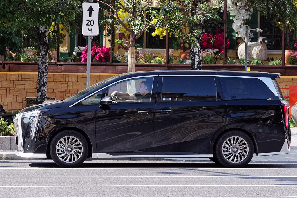 Second-generation GAC Trumpchi M8 minivan photographed in Moscow