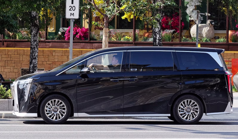 Second-generation GAC Trumpchi M8 minivan photographed in Moscow