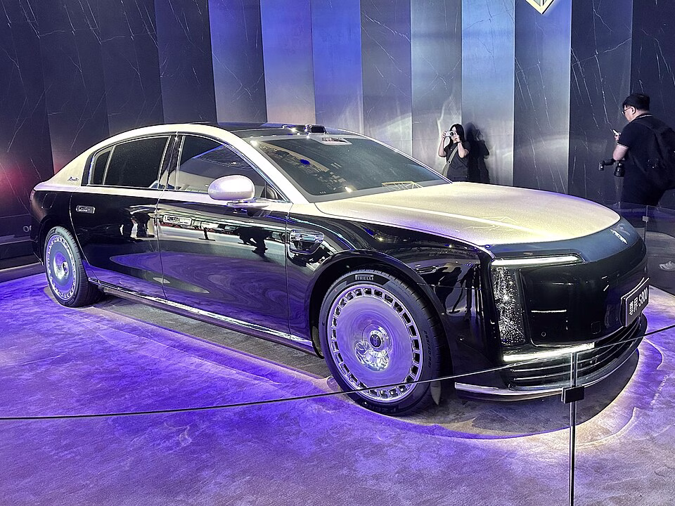 Maextro S800 luxury sedan