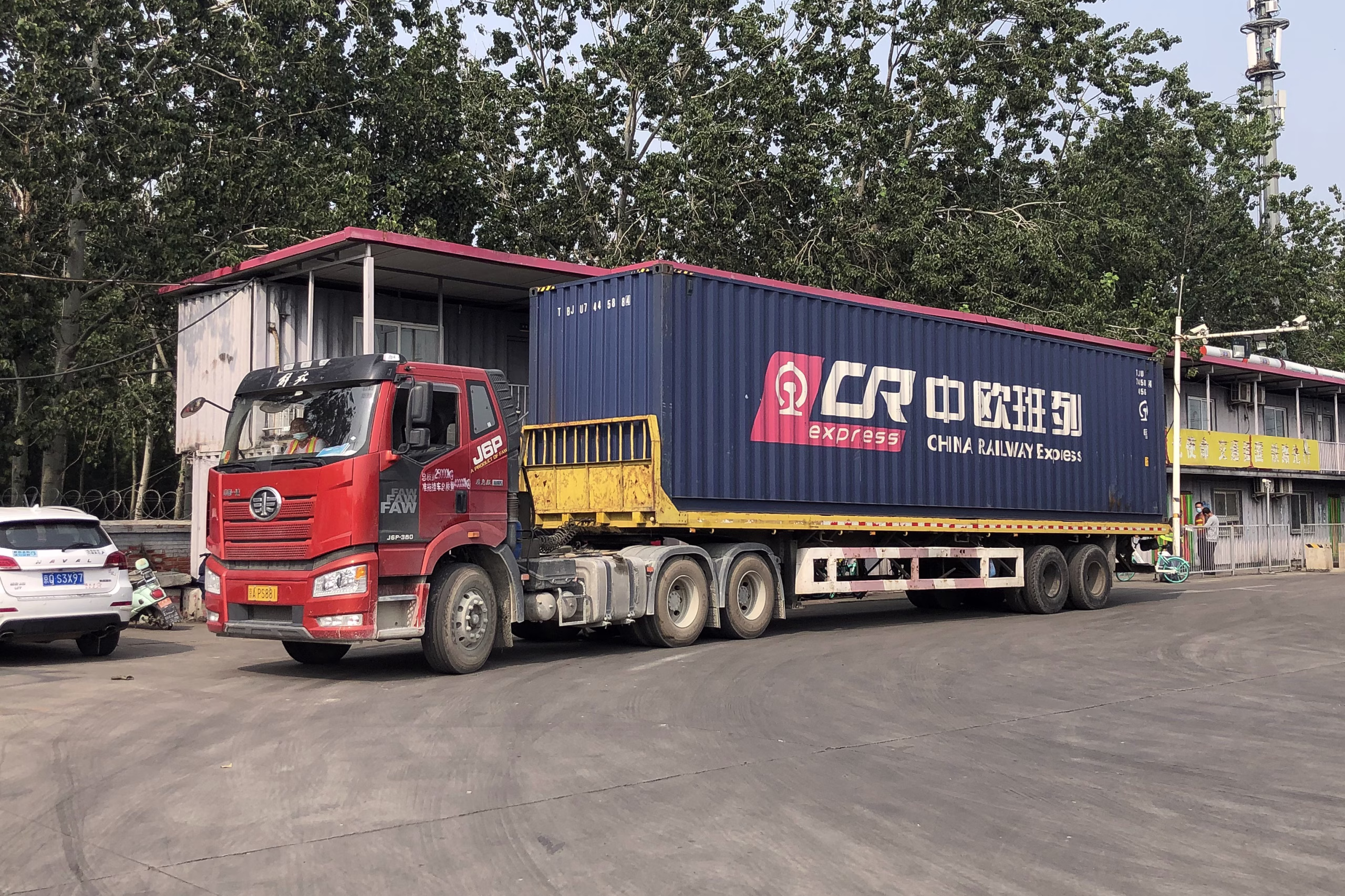 FAW J6P-380 tractor and container reference — 2021