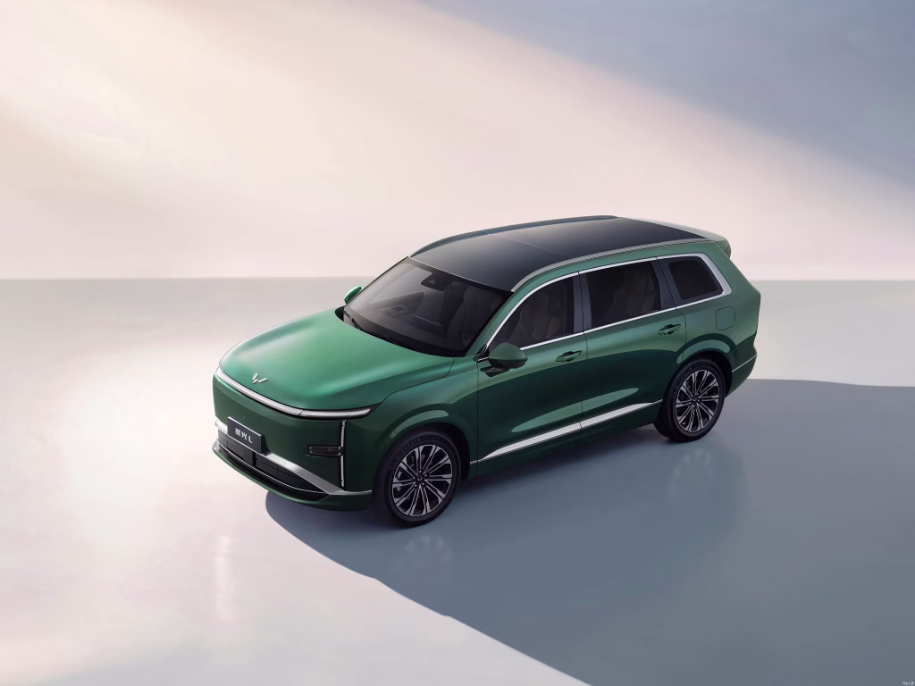 Green 2026 Wuling Starlight L six-seat plug-in hybrid SUV