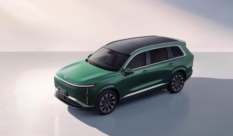 Green 2026 Wuling Starlight L six-seat plug-in hybrid SUV