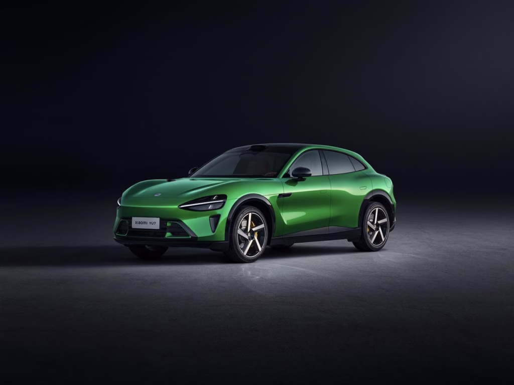 Emerald Green Xiaomi YU7 electric SUV, front three-quarter studio view