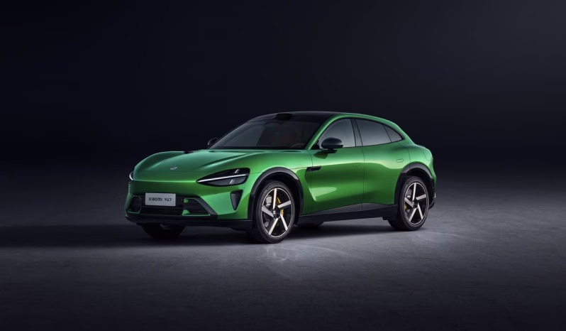 Emerald Green Xiaomi YU7 electric SUV, front three-quarter studio view